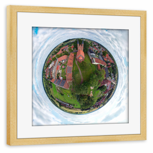 Poster mit Rahmen kiefer "Dorfkirche Mahlwinkel - low, far" artboxONE - Städte,Natur,Reise,Architektur,Reise / Länder