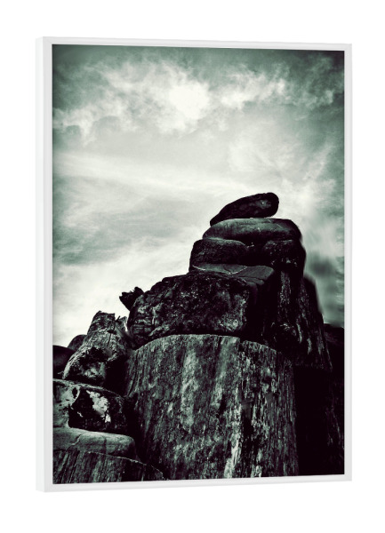 Poster mit weißem Rahmen "Ein Hauch Mystik" artboxONE - Natur - Natur,Mystisch,Steine,Steinpyramide,Landschaft,Landscape,Nature,Stones,Klippen,Dark