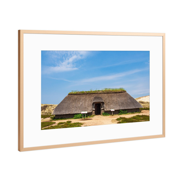 Poster mit Rahmen Kupfer "Eisenzeithaus in den Dünen" artboxONE - Natur,Reise,Architektur