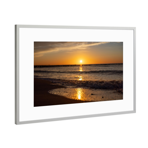 Poster mit Rahmen Silber "Wellen am Meer bei Sonnenuntergang" artboxONE - Natur,Reise / Strand und Meer