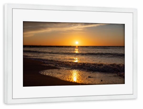 Poster mit Rahmen weiß "Wellen am Meer bei Sonnenuntergang" artboxONE - Natur,Reise / Strand und Meer