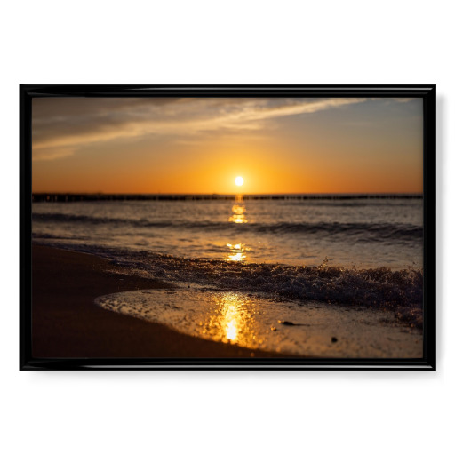Wellen am Meer bei Sonnenuntergang