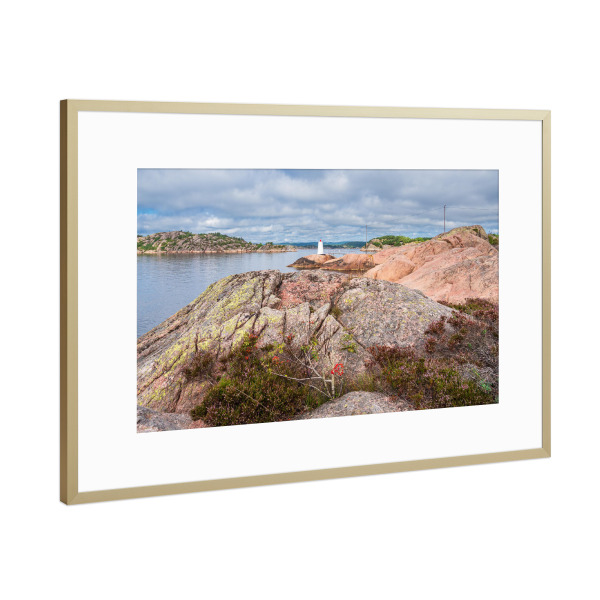 Poster mit Rahmen Gold "Leuchtfeuer auf Kapelløya" artboxONE - Natur,Reise,Reise / Strand und Meer,Reise / Länder