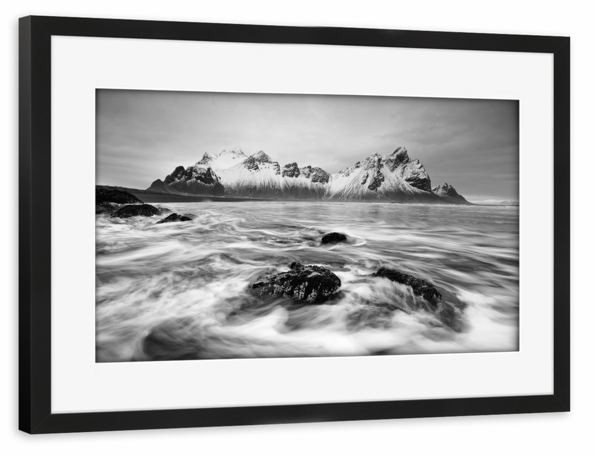 Poster mit Rahmen schwarz "Bergkette und Brandung" artboxONE - Natur,Schwarzweiß,Reise / Strand und Meer