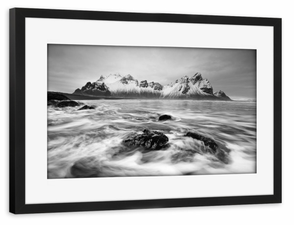 Poster mit Rahmen schwarz "Bergkette und Brandung" artboxONE - Natur,Schwarzweiß,Reise / Strand und Meer