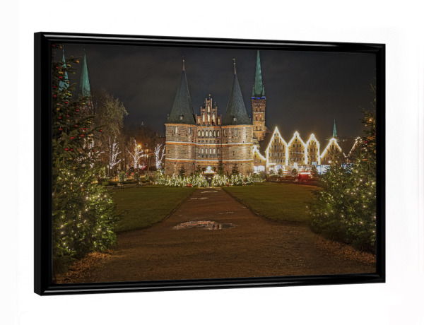 Poster mit schwarzem Rahmen "Weihnachten am Holstentor" artboxONE - Städte,Reise,Architektur,Weihnachten