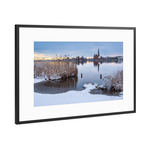 Poster mit Rahmen Schwarz (Metallic) "Schilf, Warnow, Gebäude" artboxONE - Natur,Reise,Architektur,Städte / Weitere