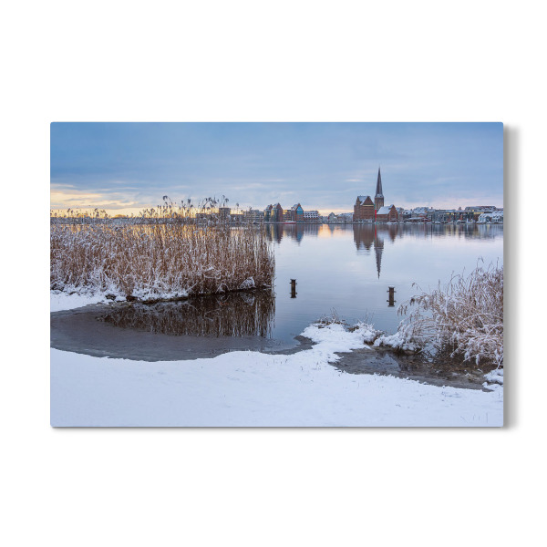 Galerie-Print "Schilf, Warnow, Gebäude" 30x20 cm artboxONE