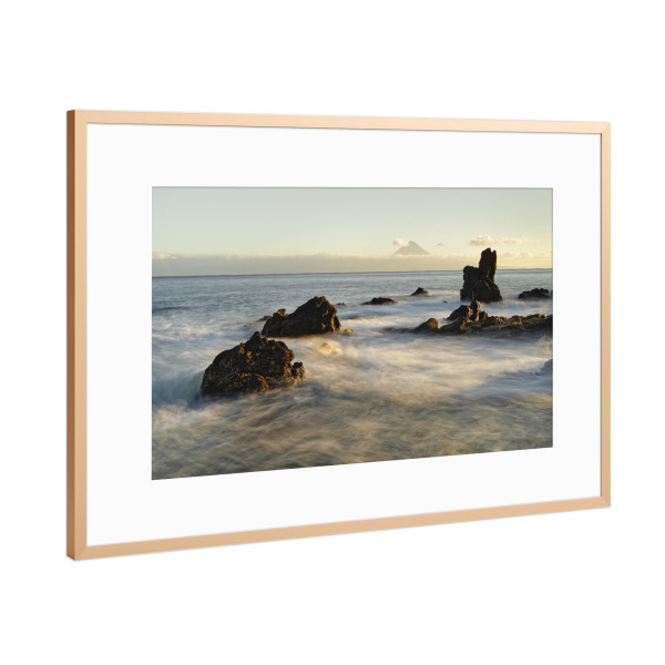 Poster mit Rahmen Kupfer "Wilde Küste mit Bergsilhouette" artboxONE - Natur,Reise,Reise / Strand und Meer