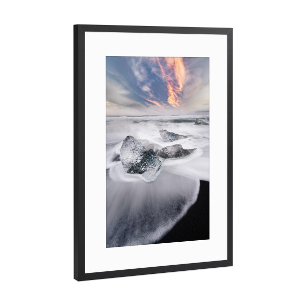Poster mit Rahmen Schwarz (Metallic) "Dynamik am Eisstrand" artboxONE - Natur,Schwarzweiß,Reise / Strand und Meer