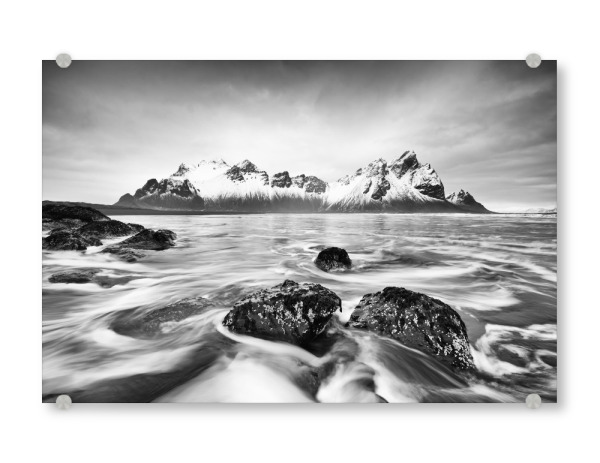 Acrylglasbild "Wilde Brandung und Berge" artboxONE - Natur,Schwarzweiß,Reise / Strand und Meer