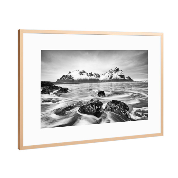 Poster mit Rahmen Kupfer "Wilde Brandung und Berge" artboxONE - Natur,Schwarzweiß,Reise / Strand und Meer