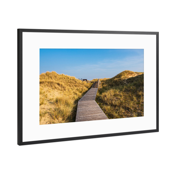 Poster mit Rahmen Schwarz (Metallic) "Bohlenweg, Düne und Dünengras" artboxONE - Natur,Reise,Architektur