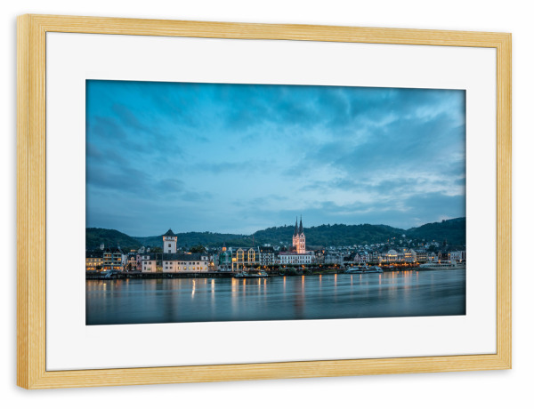 Poster mit Rahmen kiefer "Boppard Blaue Stunde" artboxONE - Städte