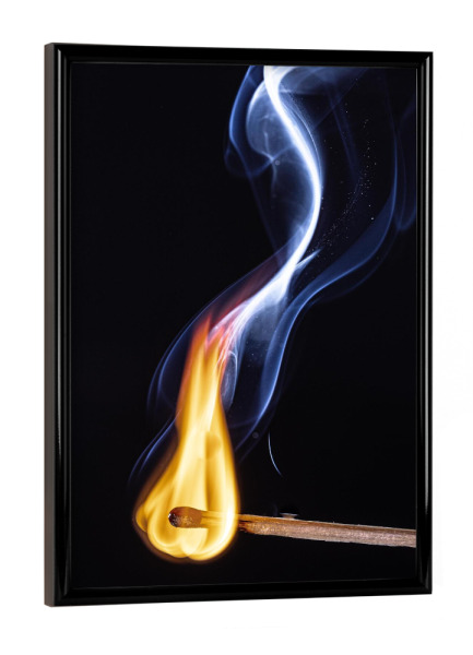 Poster mit schwarzem Rahmen "Entflammt" artboxONE - Abstrakt - Feuer,Rauch,Flamme,Streichholz,Makro,Makrofotografie,Fire
