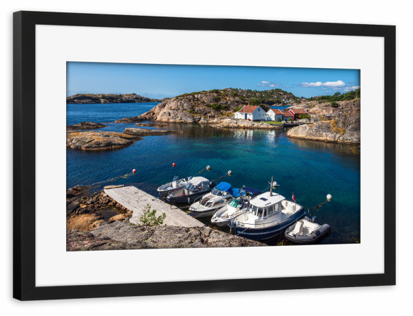 Poster mit Rahmen schwarz "Boote auf Kapelløya" artboxONE - Natur,Reise,Reise / Strand und Meer,Reise / Länder