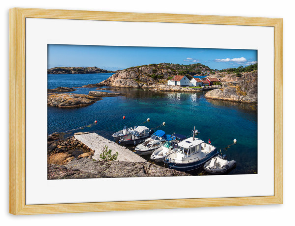 Poster mit Rahmen kiefer "Boote auf Kapelløya" artboxONE - Natur,Reise,Reise / Strand und Meer,Reise / Länder