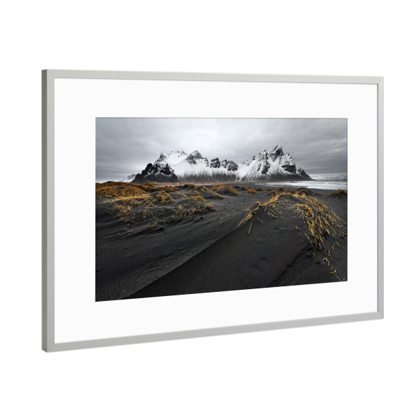 Poster mit Rahmen Silber "Schwarze Sanddünen vor Bergkette" artboxONE - Natur,Reise,Reise / Strand und Meer