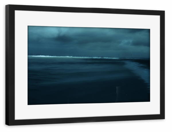 Poster mit Rahmen schwarz "Dunkler Strand" artboxONE - Natur,Reise,Reise / Strand und Meer,Reise / Länder