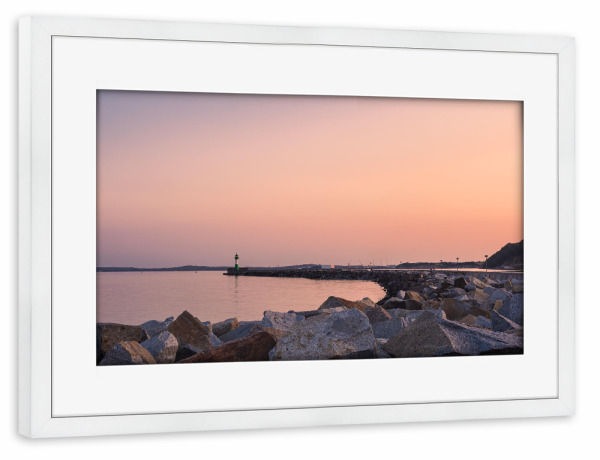 Poster mit Rahmen weiß "Leuchtturm und Mole" artboxONE - Natur,Reise,Architektur,Reise / Strand und Meer