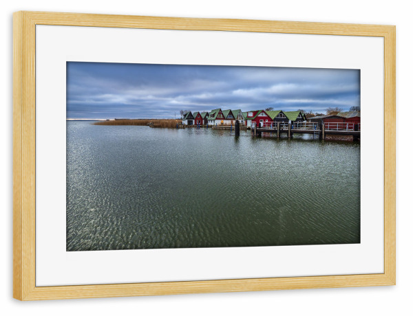 Poster mit Rahmen kiefer "Bootshäuser, Bodden und Wolken" artboxONE - Natur,Reise,Architektur,Reise / Strand und Meer