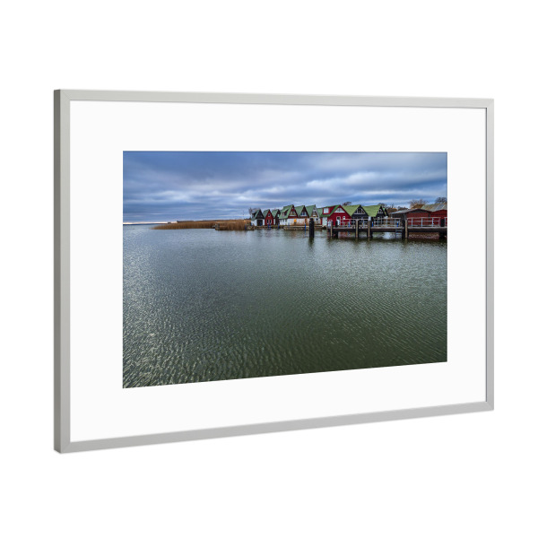 Poster mit Rahmen Silber "Bootshäuser, Bodden und Wolken" artboxONE - Natur,Reise,Architektur,Reise / Strand und Meer