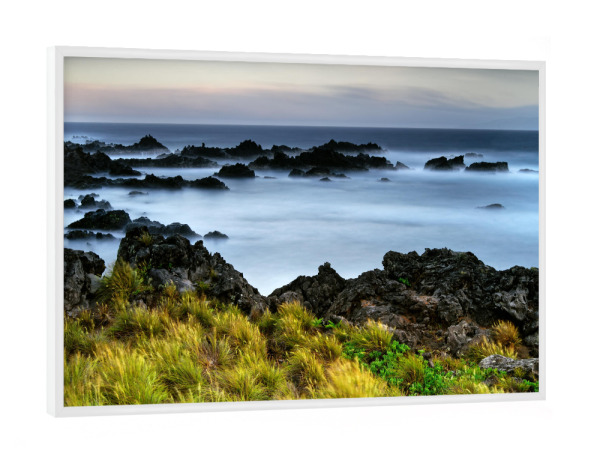 Poster mit weißem Rahmen "Felsenstrand bei kräftigem Wind" artboxONE - Natur,Reise,Reise / Strand und Meer