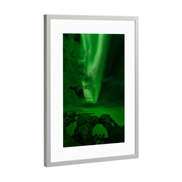 Poster mit Rahmen Silber "Polarlicht über einem Felsentor" artboxONE - Natur,Reise,Reise / Strand und Meer