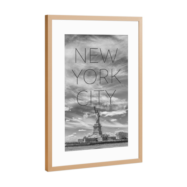 Poster mit Rahmen Kupfer "NYC Liberty Island" artboxONE - Städte / New York,Schwarzweiß