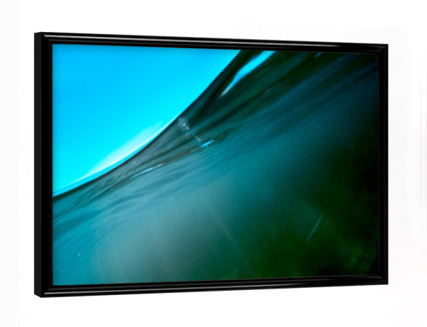 Poster mit schwarzem Rahmen "Over Under Water" artboxONE - Natur,Reise,Reise / Strand und Meer,Unterwasser,Buchstaben / W