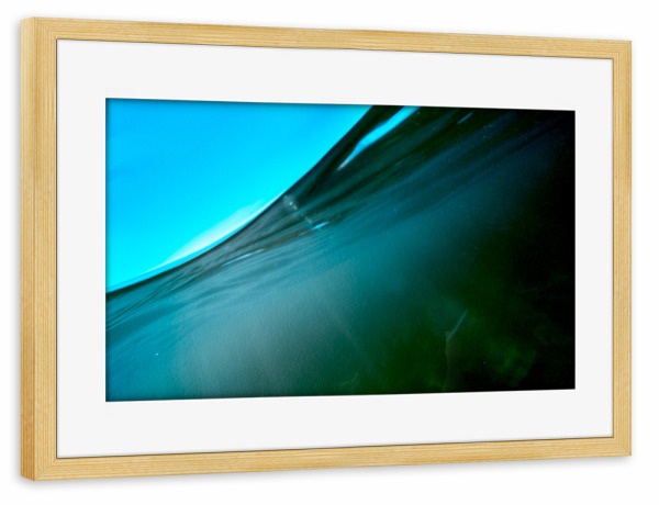 Poster mit Rahmen kiefer "Over Under Water" artboxONE - Natur,Reise,Reise / Strand und Meer,Unterwasser,Buchstaben / W