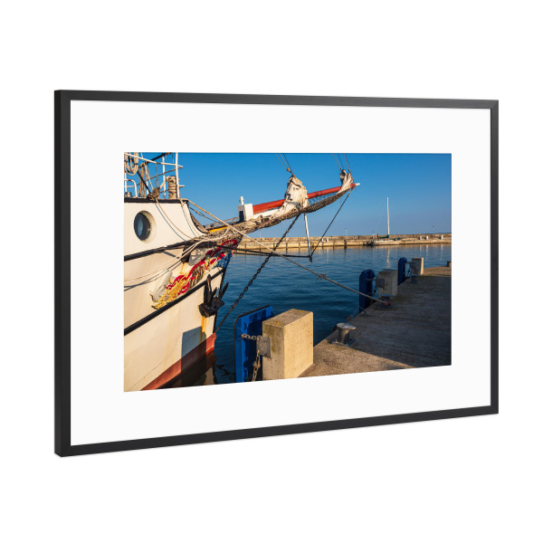Poster mit Rahmen Schwarz (Metallic) "Segelschiff im Hafen" artboxONE - Reise,Reise / Strand und Meer