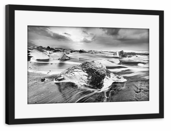 Poster mit Rahmen schwarz "Eisblock mit Brandung" artboxONE - Natur,Schwarzweiß,Reise / Strand und Meer