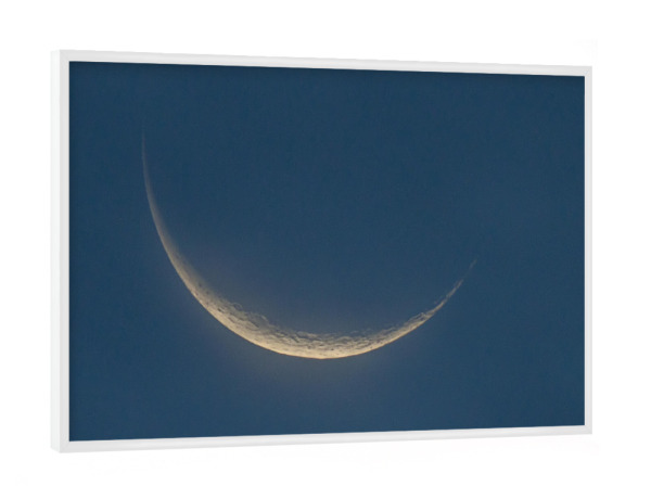 Poster mit weißem Rahmen "Mondsichel" artboxONE - Galaxy - Mondsichel,Sichel,Mond,Erdmond,Moon,Closeup,Nahaufnahme