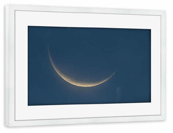 Poster mit Rahmen weiß "Mondsichel" artboxONE - Galaxy - Mondsichel,Sichel,Mond,Erdmond,Moon,Closeup,Nahaufnahme