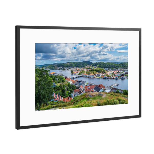 Poster mit Rahmen Schwarz (Metallic) "Blick auf die Stadt Mandal" artboxONE - Natur,Reise,Architektur,Reise / Länder,Städte / Weitere