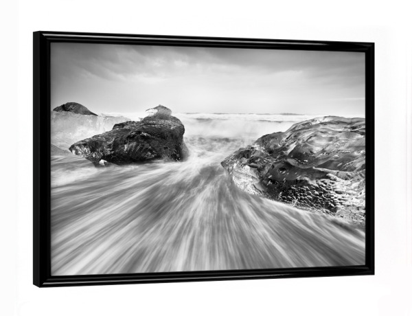 Poster mit schwarzem Rahmen "Eisblöcke am schwarzen Strand" artboxONE - Natur,Schwarzweiß,Reise / Strand und Meer