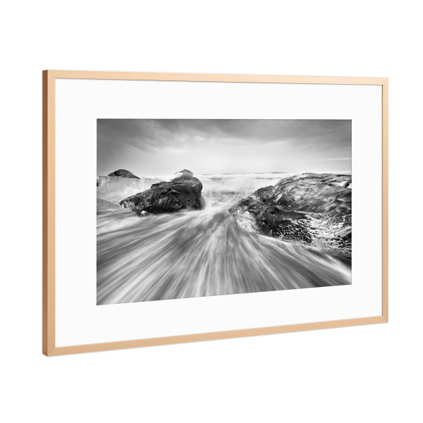 Poster mit Rahmen Kupfer "Eisblöcke am schwarzen Strand" artboxONE - Natur,Schwarzweiß,Reise / Strand und Meer
