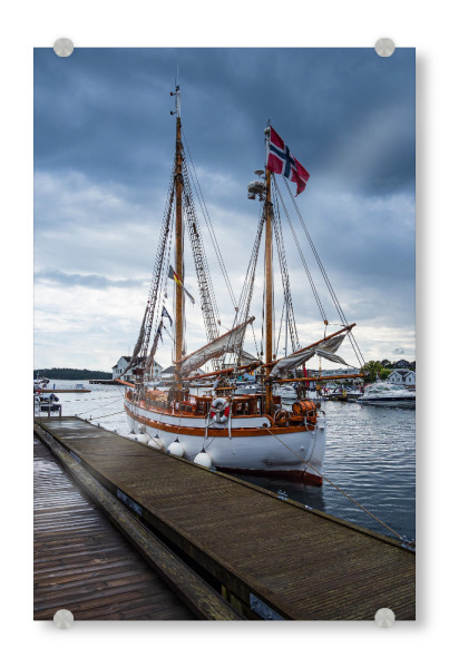 Acrylglasbild "Segelschiff im Hafen von Grimstad" artboxONE - Natur,Reise,Reise / Strand und Meer,Reise / Länder