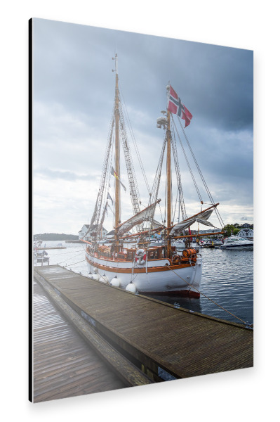 Alu-Dibond "Segelschiff im Hafen von Grimstad" 30x20 cm artboxONE