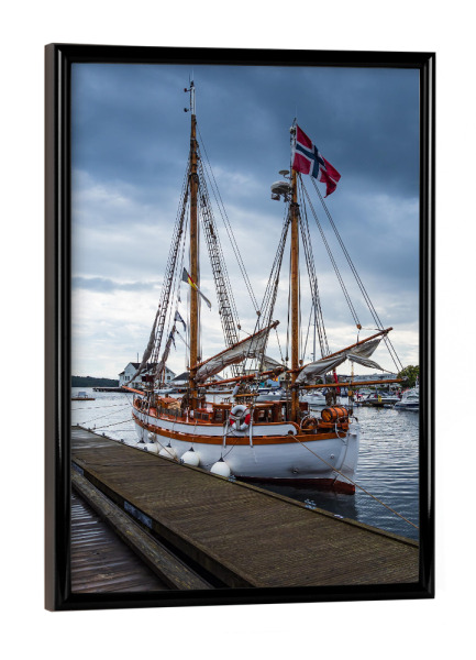 Poster mit schwarzem Rahmen "Segelschiff im Hafen von Grimstad" artboxONE - Natur,Reise,Reise / Strand und Meer,Reise / Länder