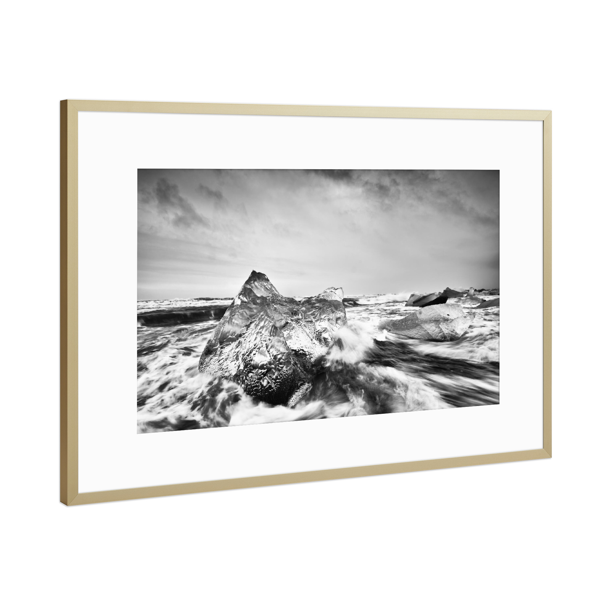 Poster mit Rahmen Gold "Eisblock in starker Brandung" artboxONE - Natur,Schwarzweiß,Reise / Strand und Meer