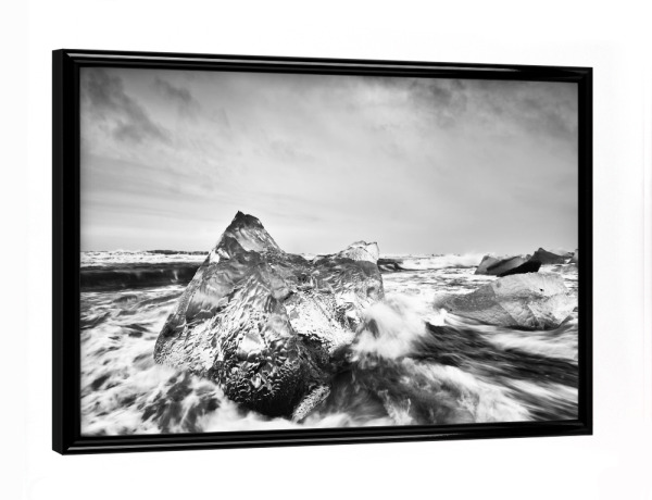 Poster mit schwarzem Rahmen "Eisblock in starker Brandung" artboxONE - Natur,Schwarzweiß,Reise / Strand und Meer