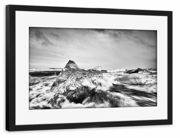 Poster mit Rahmen schwarz "Eisblock in starker Brandung" artboxONE - Natur,Schwarzweiß,Reise / Strand und Meer