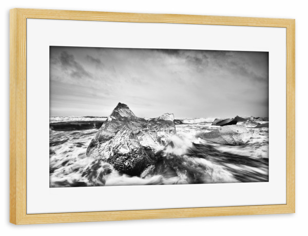 Poster mit Rahmen kiefer "Eisblock in starker Brandung" artboxONE - Natur,Schwarzweiß,Reise / Strand und Meer
