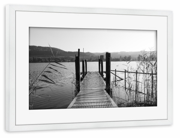 Poster mit Rahmen weiß "Sonnenuntergang mit Pier in sw" artboxONE - Städte,Natur,Reise,Floral