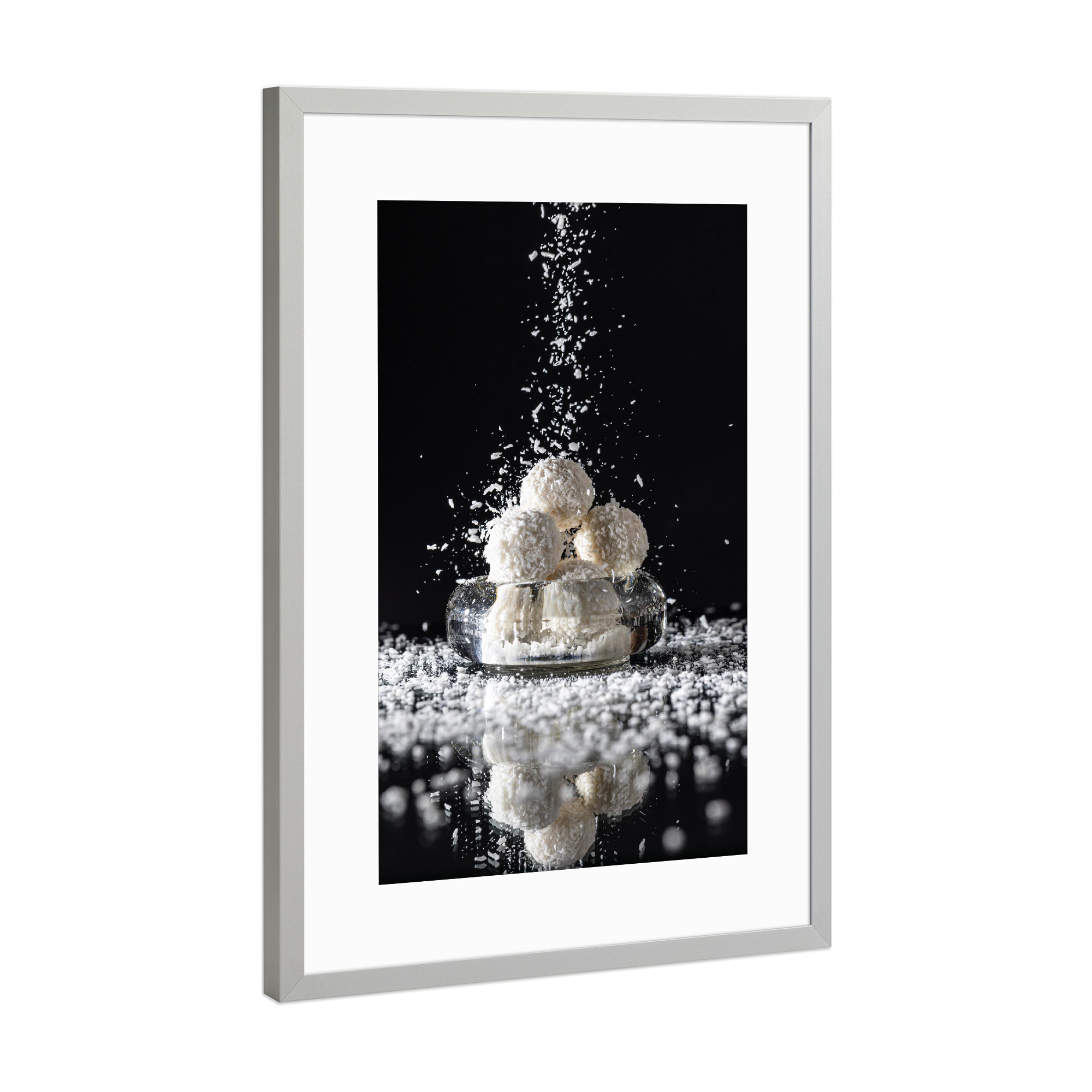 Poster mit Rahmen Silber "Kokos-Versuchung" artboxONE - Essen & Trinken - Kokos,Raffaelo,Pralinen,Schokolade,Schwarz,Weiß,Essen