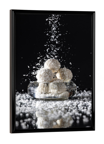 Poster mit schwarzem Rahmen "Kokos-Versuchung" artboxONE - Essen & Trinken - Kokos,Raffaelo,Pralinen,Schokolade,Schwarz,Weiß,Essen