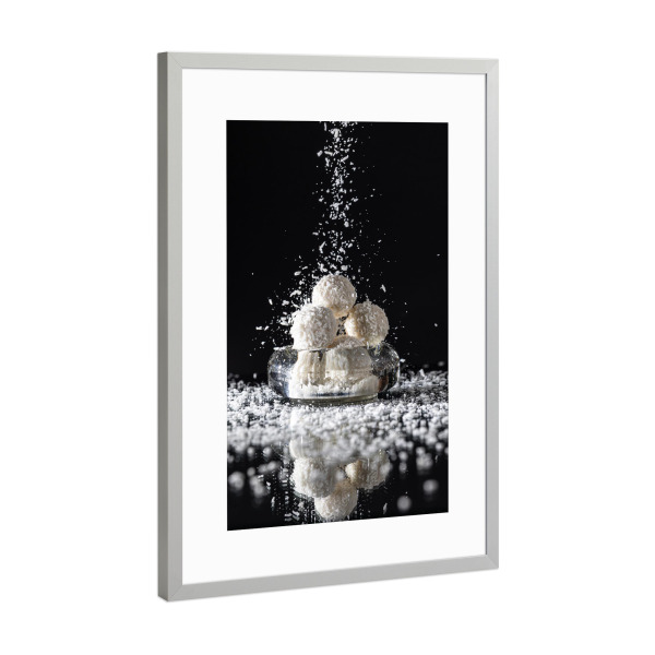 Poster mit Rahmen Silber "Kokos-Versuchung" artboxONE - Essen & Trinken - Kokos,Raffaelo,Pralinen,Schokolade,Schwarz,Weiß,Essen