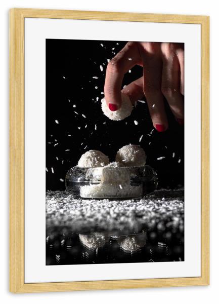 Poster mit Rahmen kiefer "Schwer zu widerstehen" artboxONE - Essen & Trinken - Kokos,Pralinen,Raffaelo,Schokolade,Schwarz,Weiß,Essen,Finger,Hände